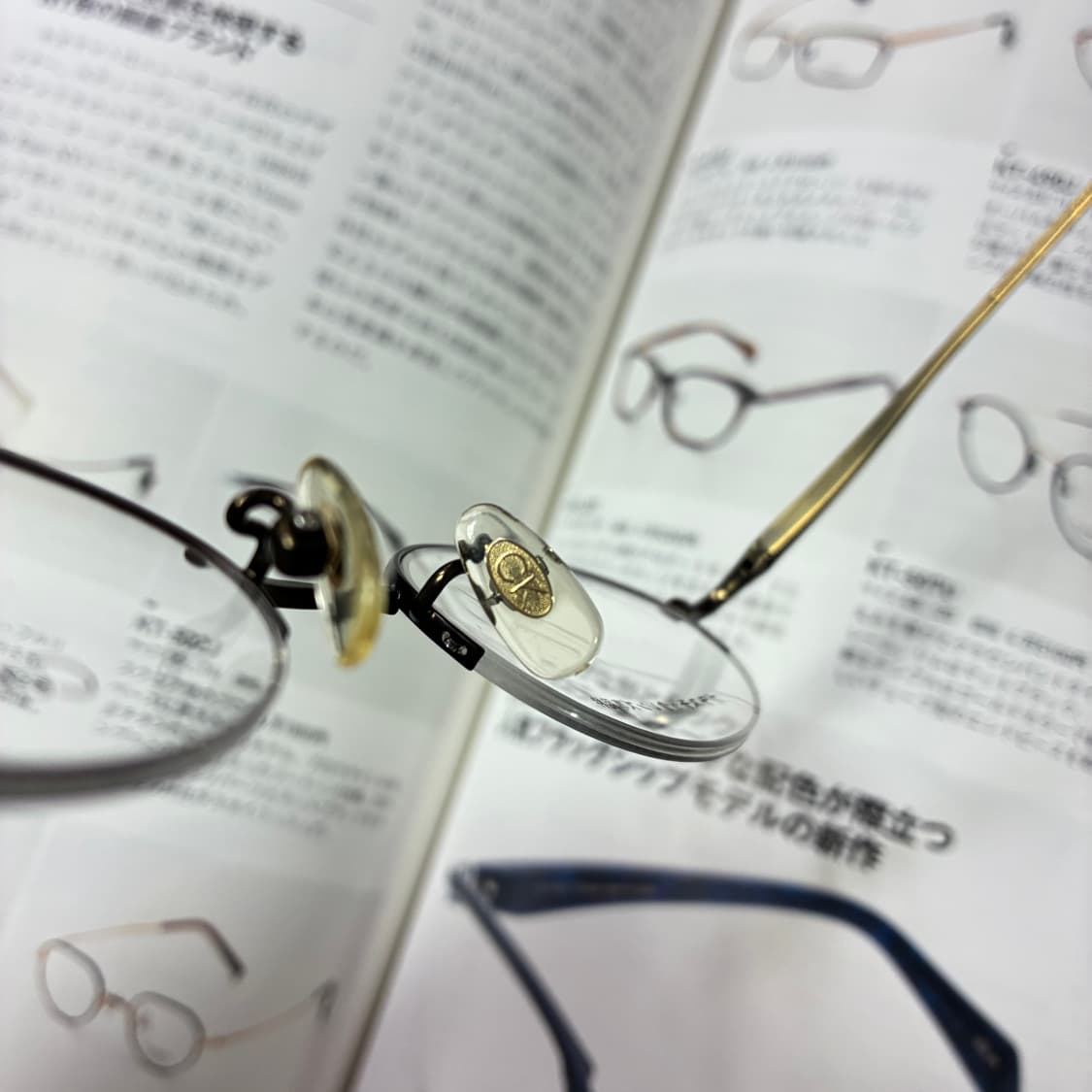 Calvin Klein 캘빈클라인 엔틱골드 반무테 티타늄 안경 상품이미지7