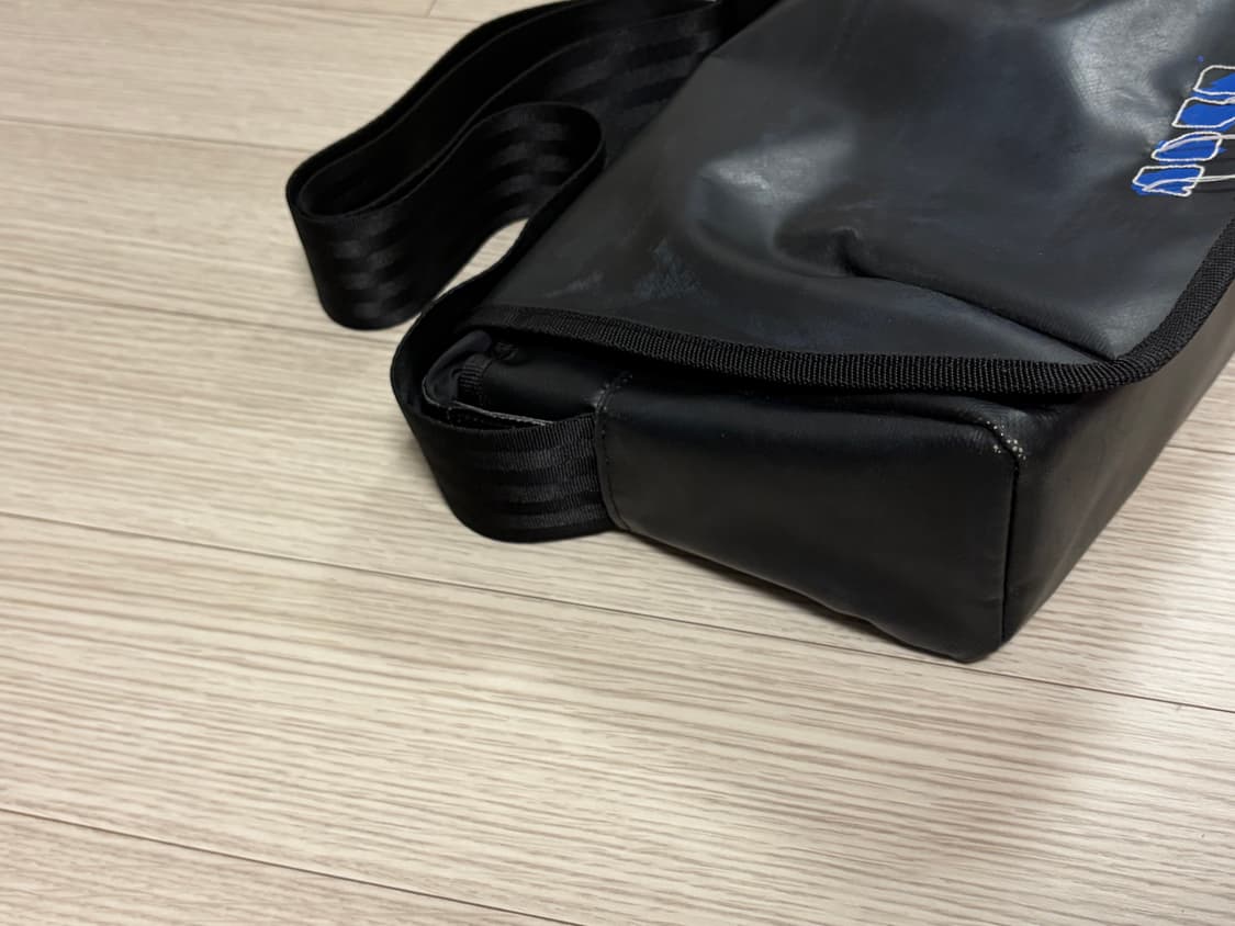 아더에러 트레이스 애드모어 크로스바디백 블랙 상품이미지3