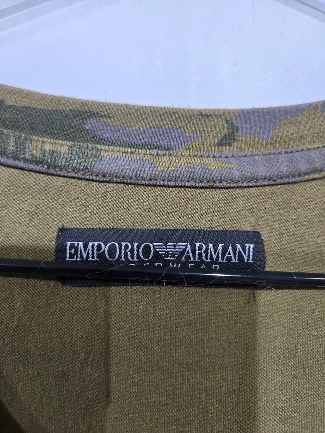 엠포리오 아르마니 카키색 V넥 민소매 티셔츠 상품이미지5
