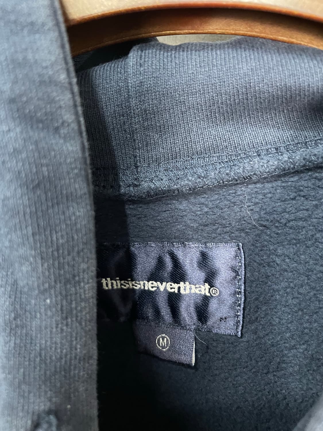 디스이즈네버댓 옐로우 자수 로고 네이비 후드티 H1667 상품이미지5