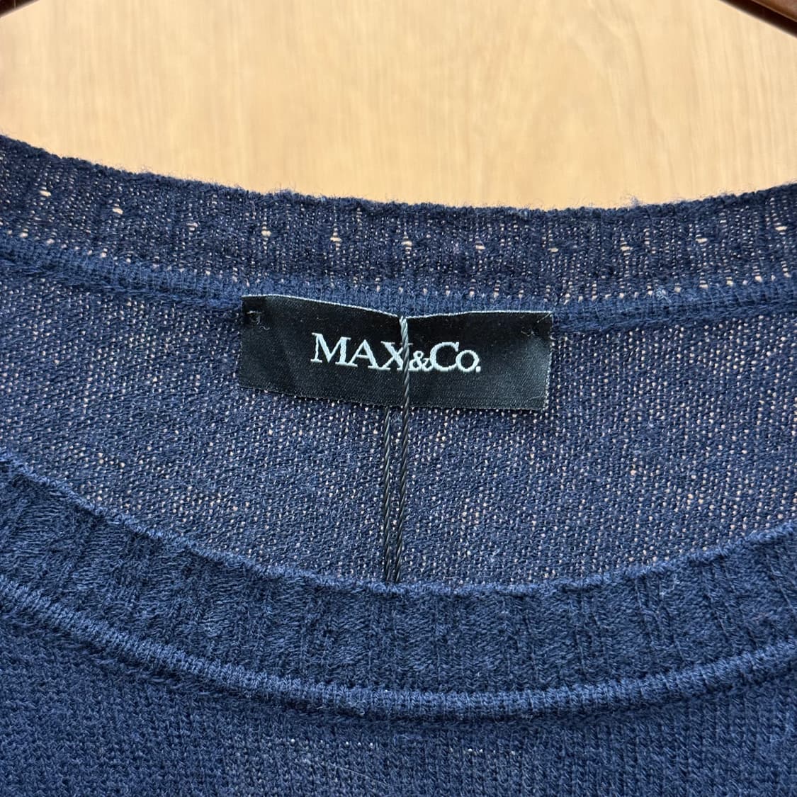 막스앤코 반팔 니트 스트라이프 디테일 슬림핏 네이비 오렌지 배색 상품이미지7