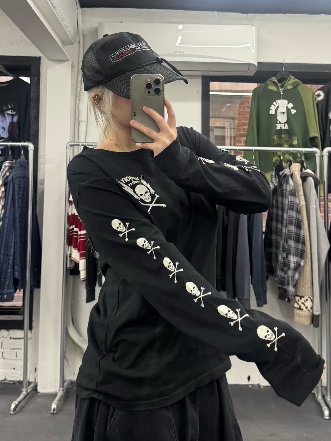 밴슨 레더 사이드 스컬 롱슬리브 상품이미지1