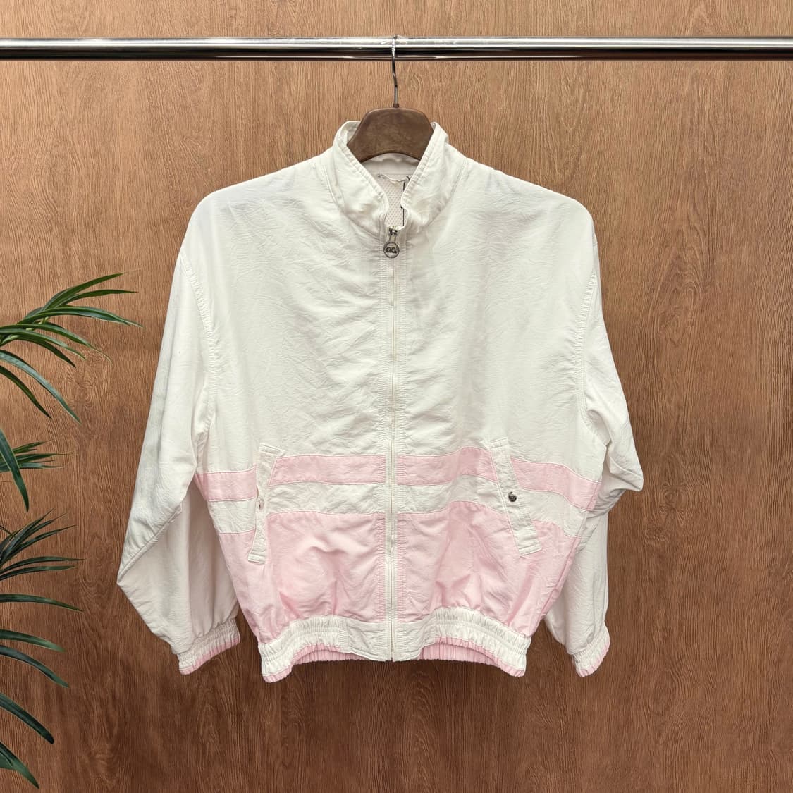 꾸레쥬 스포츠 퓨처 윈드 브레이커 핑크 배색 로고 자수 패치 화이트 상품이미지1