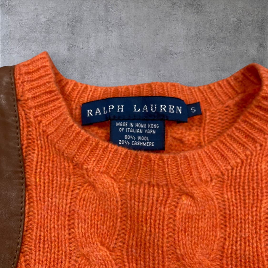랄프로렌 오렌지 컬러 레더 숄더 패치 꽈배기 니트 상품이미지3