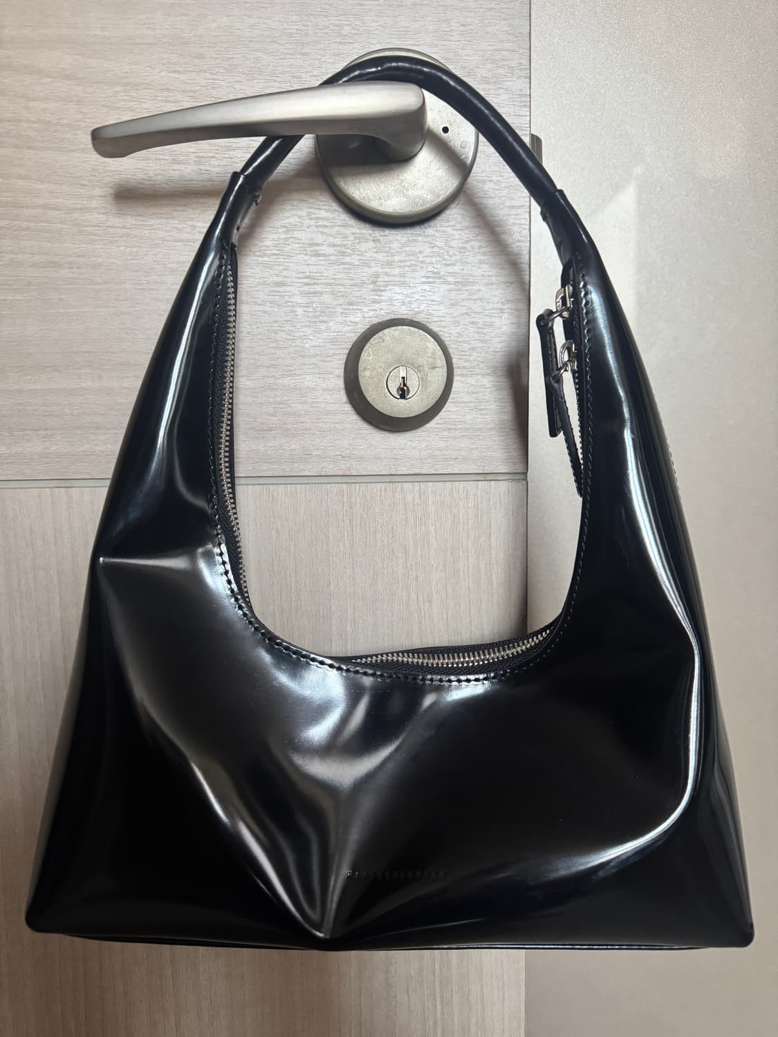 글로시 레더 크링클 호보백 상품이미지1