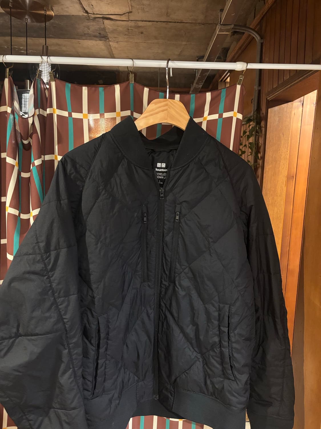 유니클로 화이트마운티니어링 하이브리드 다운자켓 상품이미지1