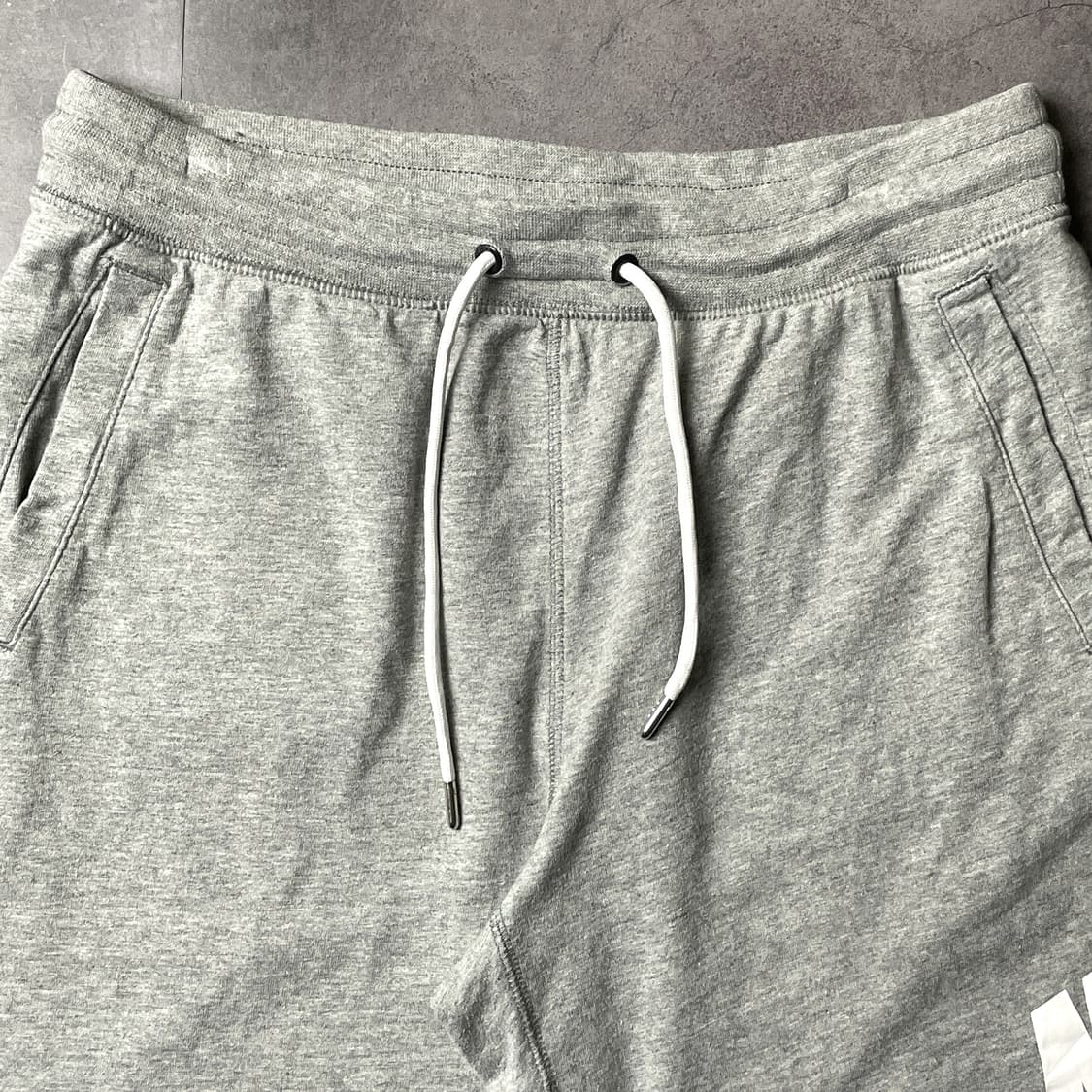 NIKE 나이키 그레이 밴딩 그래픽 스웨트 하프팬츠 A01166 상품이미지2