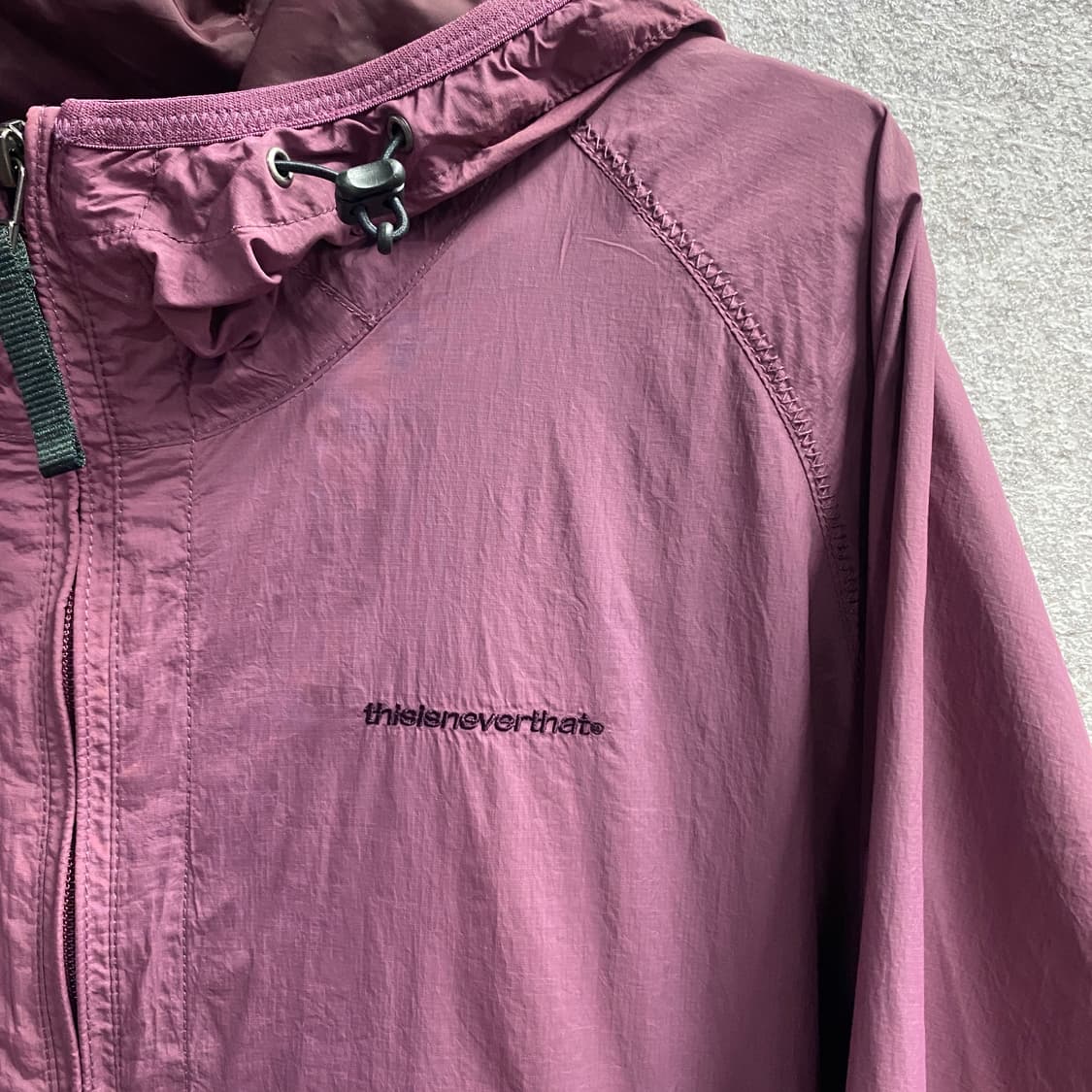 디스이즈네버댓 스몰로고 플럼 후드 바람막이 B4004 상품이미지3