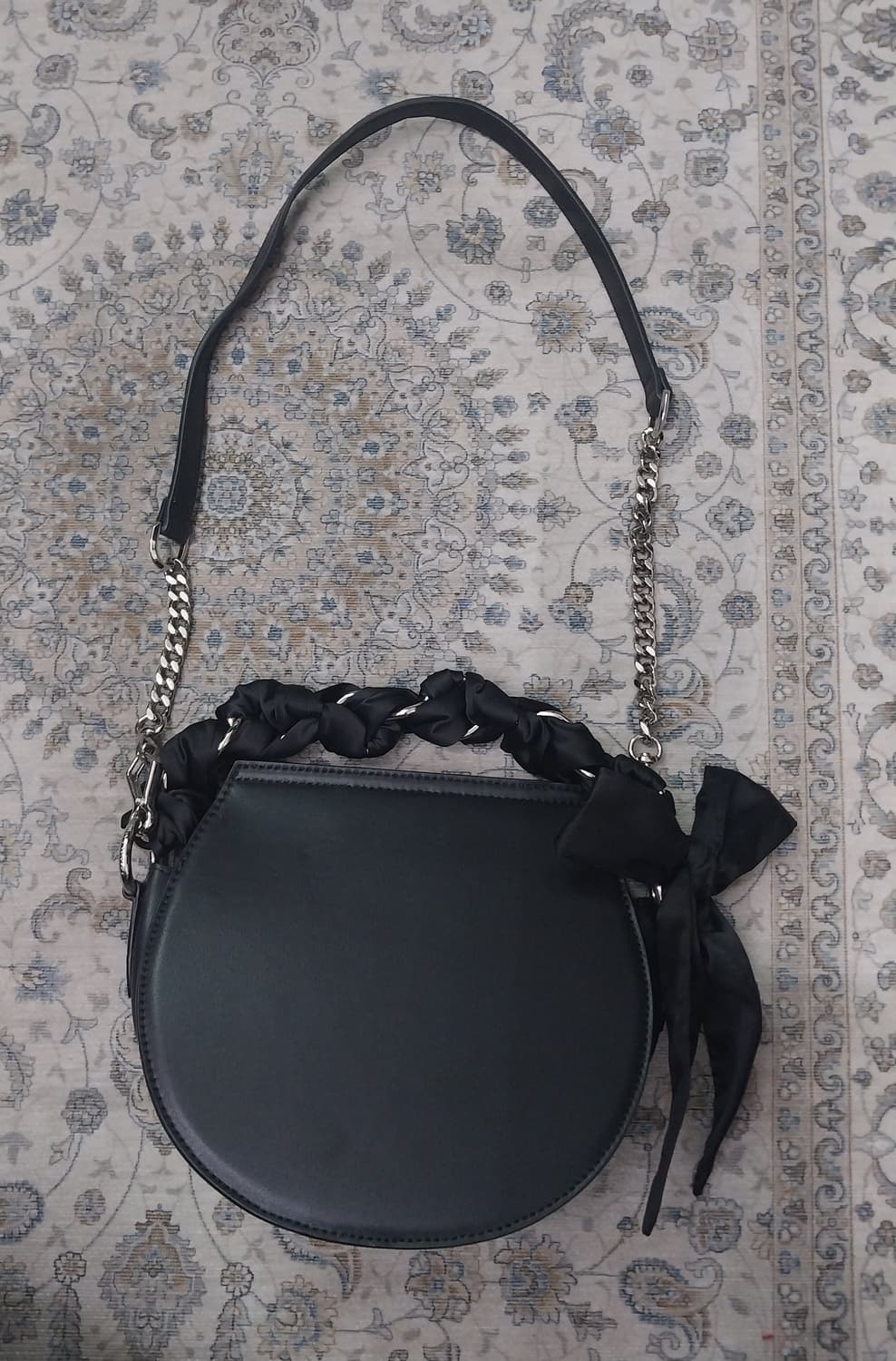 찰스앤키스 새틴 스카프 세미 서클백 상품이미지2