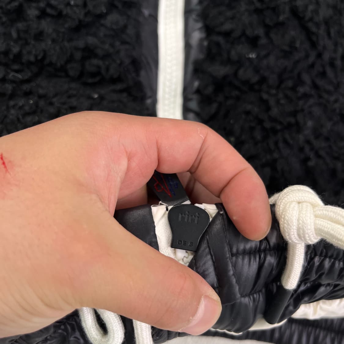 W100 몽클레어 25FW 패딩 베스트  상품이미지4