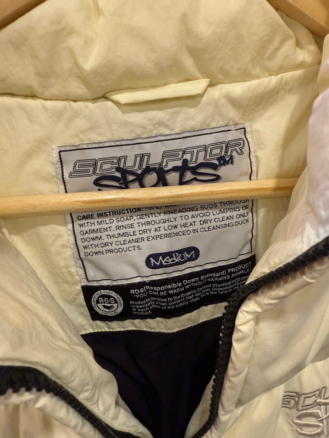 스컬프터 스포츠 자수로고 크림 숏패딩 상품이미지2