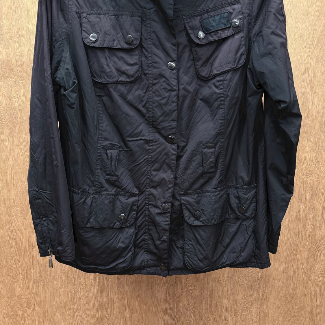 바버 필드 자켓 퀵 고정 플랩 숄더 에폭시 디테일 레귤러핏 블랙 상품이미지5