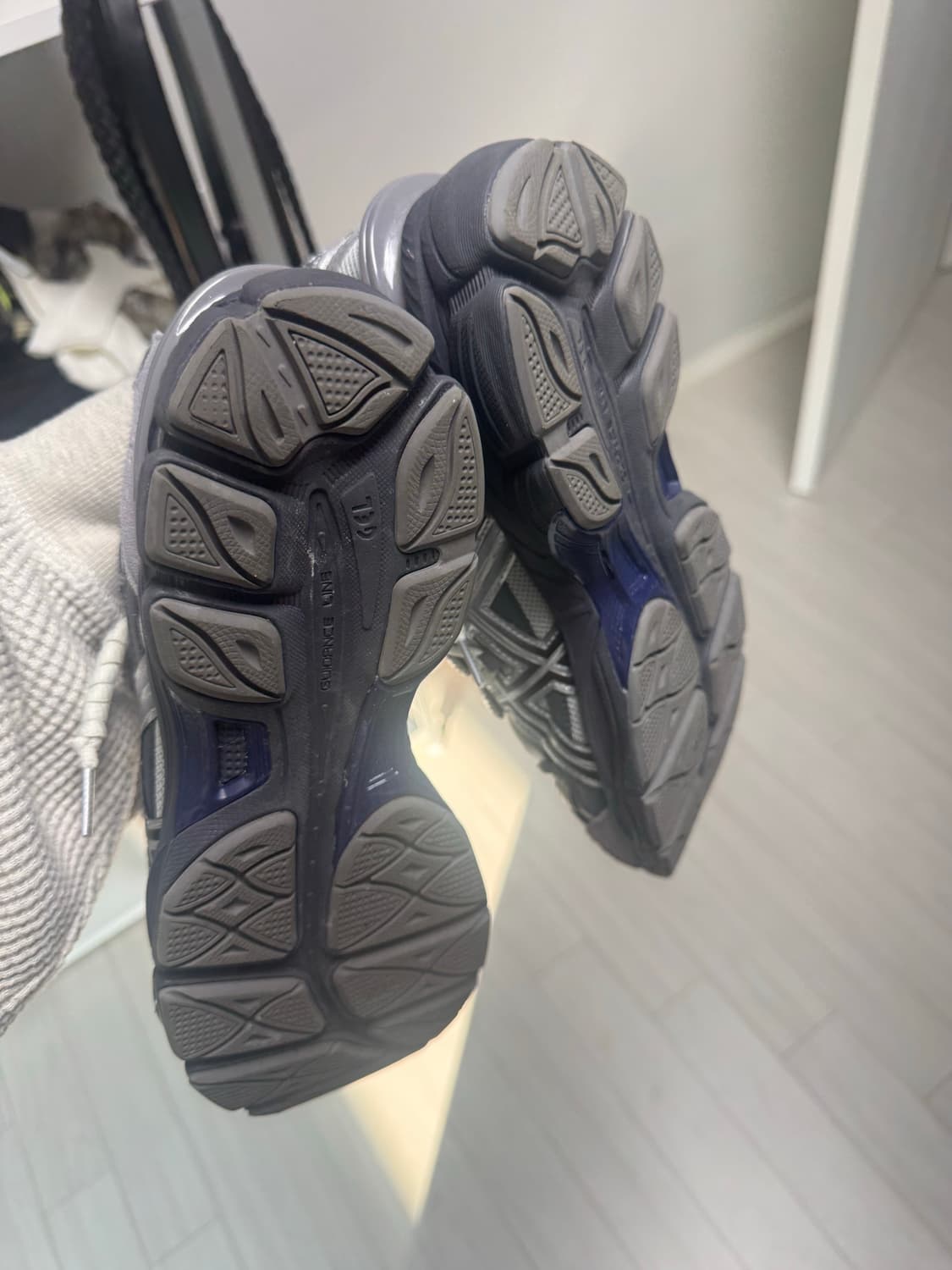 (275) 아식스x토가 젤 큐물러스 16 그레이 블랙 퓨어 실버 상품이미지2