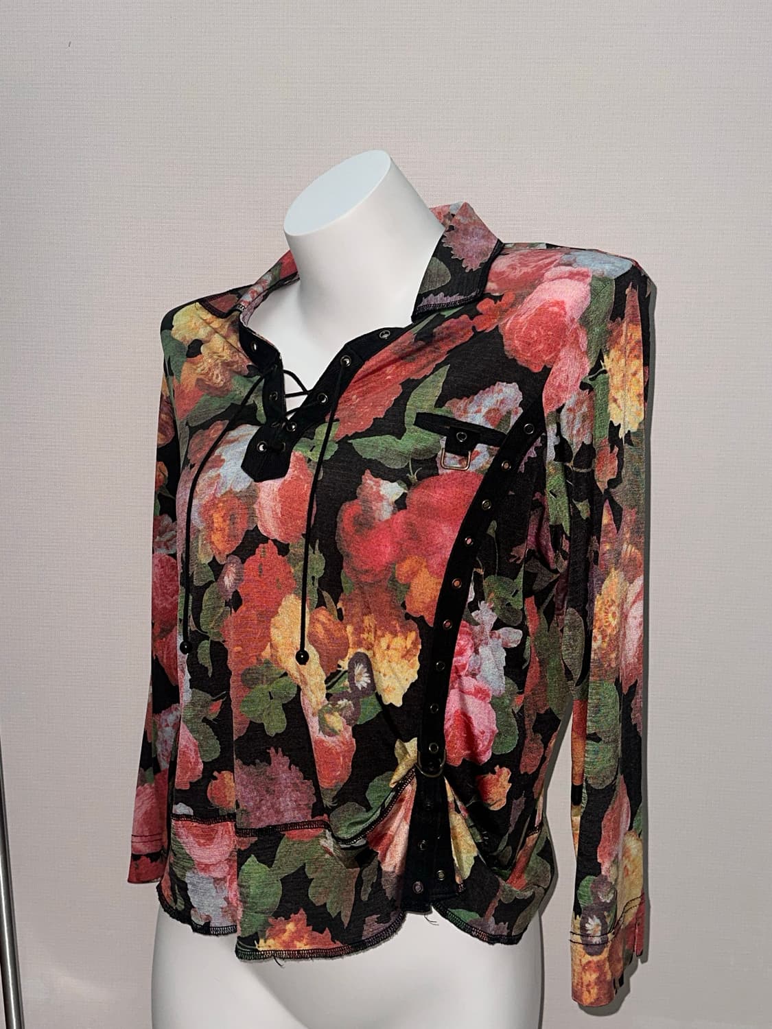 빈티지 오리엔탈 레이스업 카라 티셔츠 상품이미지1