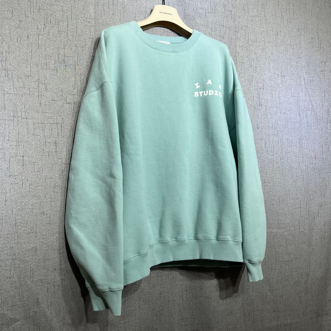 XL 아이앱 스튜디오 정품 크루넥 기모 애쉬 그린 맨투맨 상품이미지2