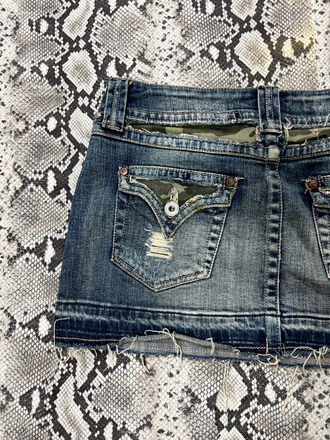 “Vintage” Camo Detail Y2K Mood Denim Sho 상품이미지2