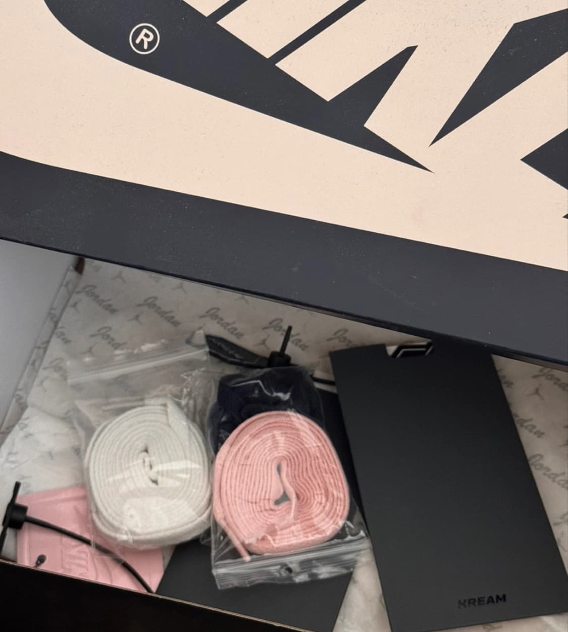 나이키 조던 1 레트로 하이 OG 애트모스피어 버블검 255 상품이미지4