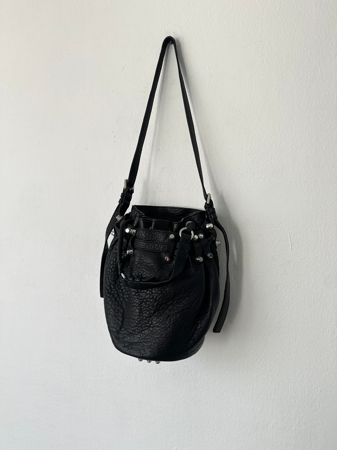 알렉산더왕 디에고 스터드 레더 버킷백 상품이미지2