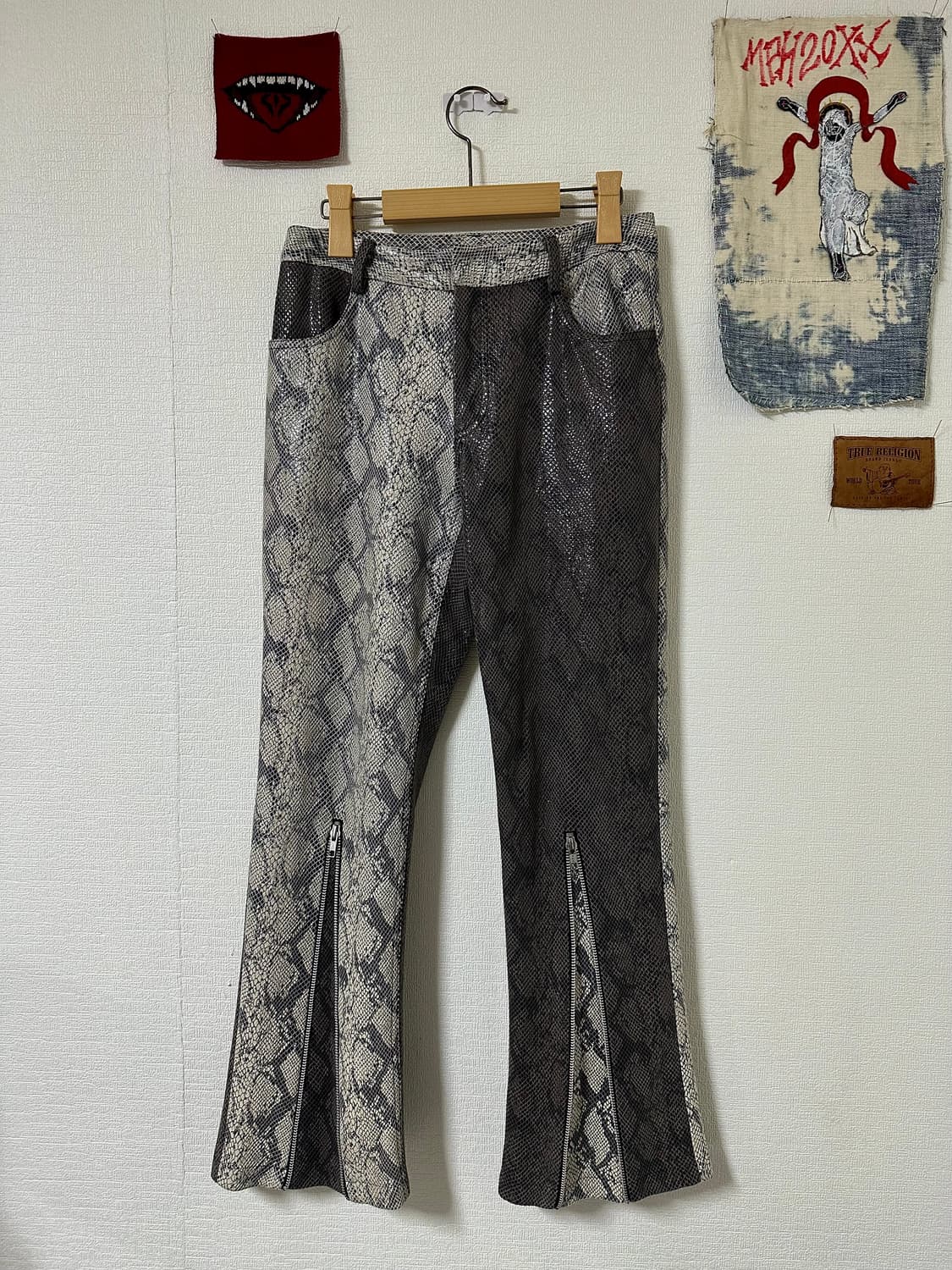 NWB archive - 투톤 파이톤 패턴 4zip 기믹 플레어팬츠 상품이미지3