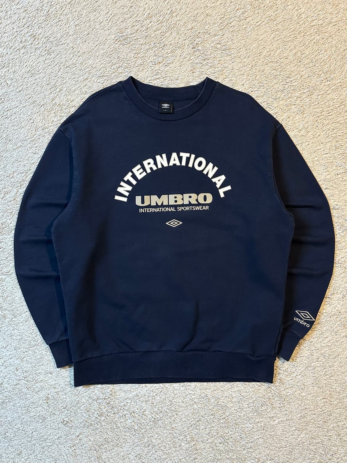 엄브로 UMBRO 스펠로고 맨투맨 네이비 상품이미지1