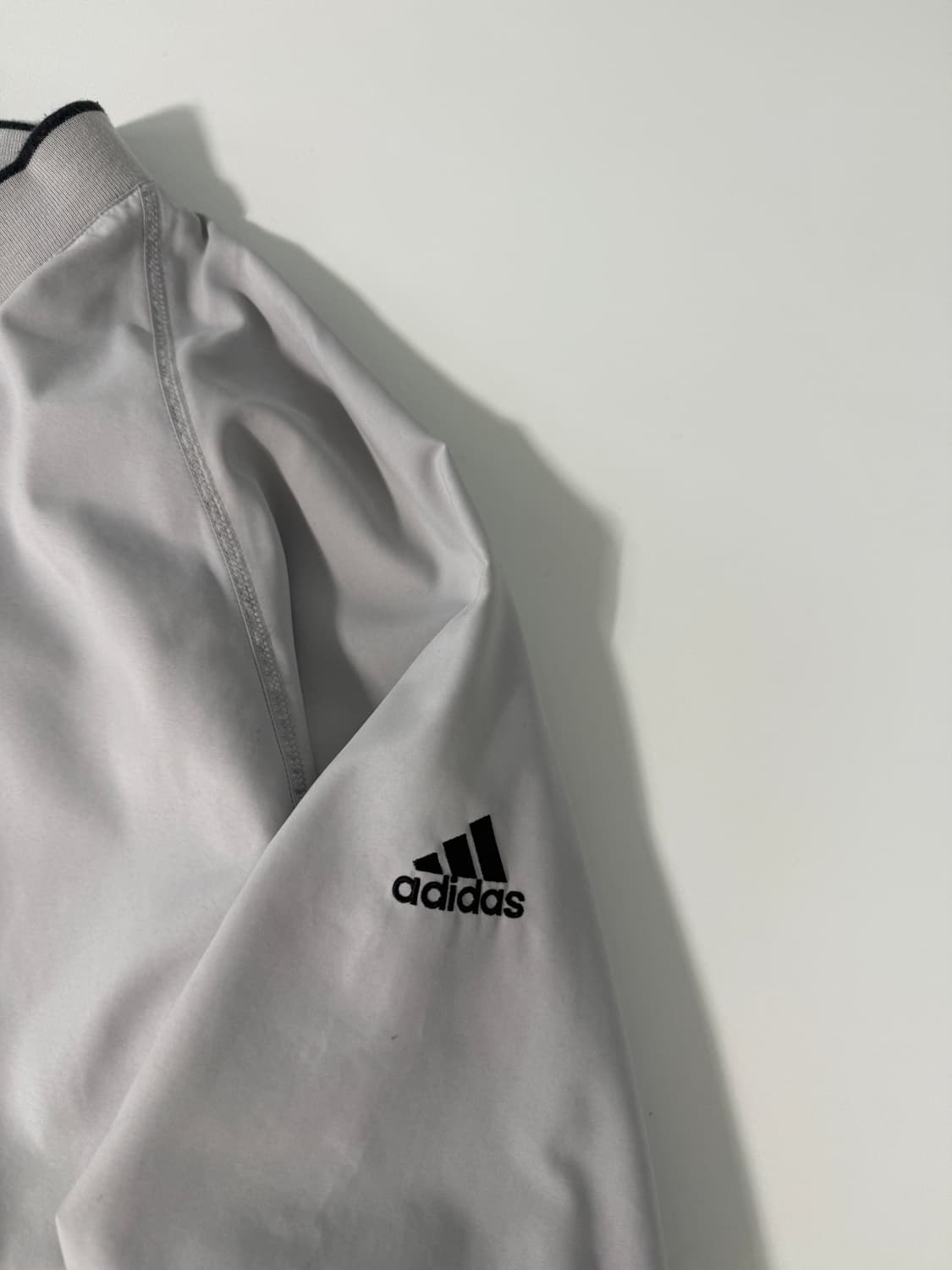 아디다스 00‘s 오버핏 라이트 그레이 폴리쉘 웜업 자켓 상품이미지4