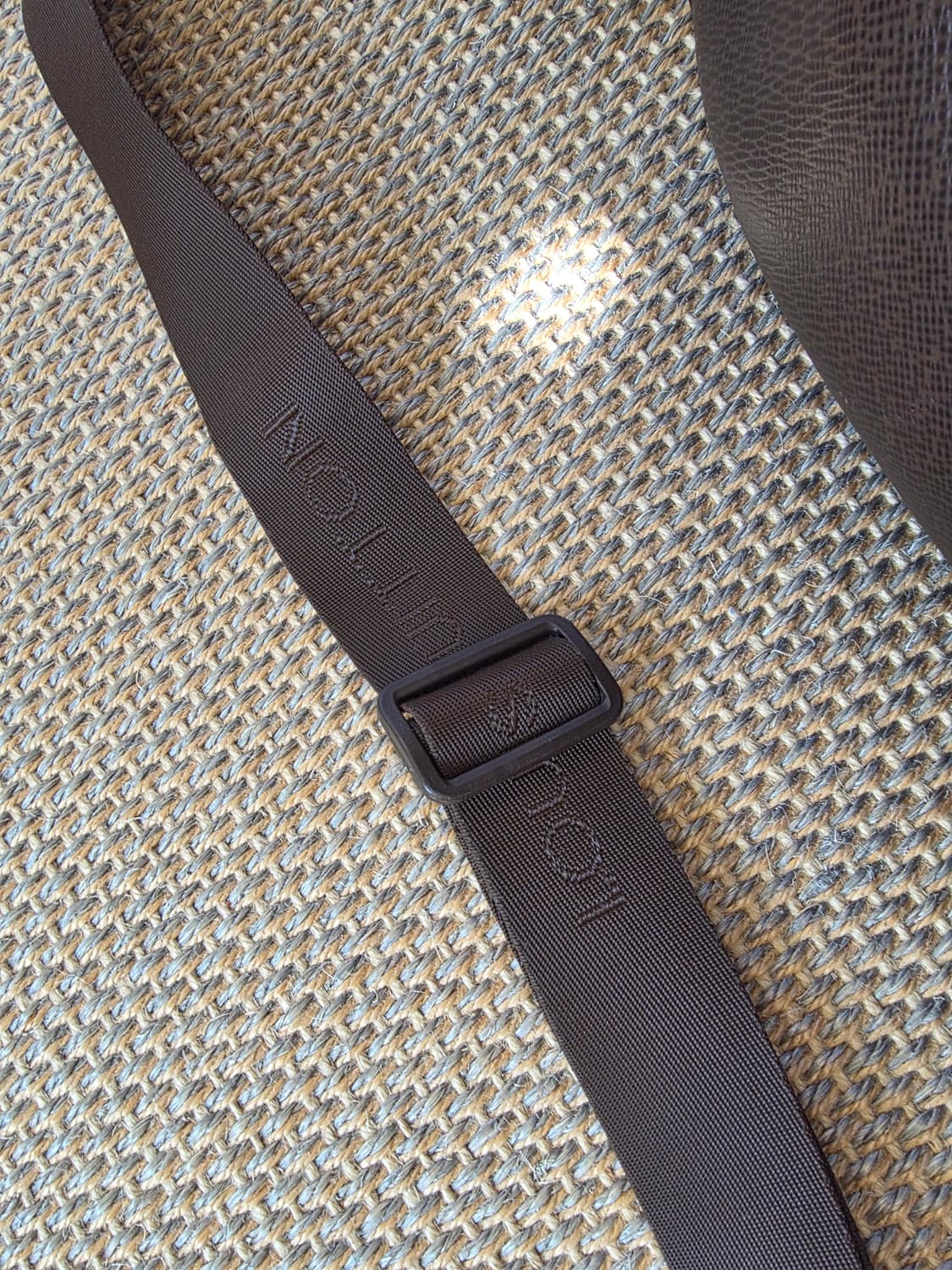 신품급 루이비통 클래식 타이가 통가죽 켄탈 키폴 보스턴백 상품이미지9