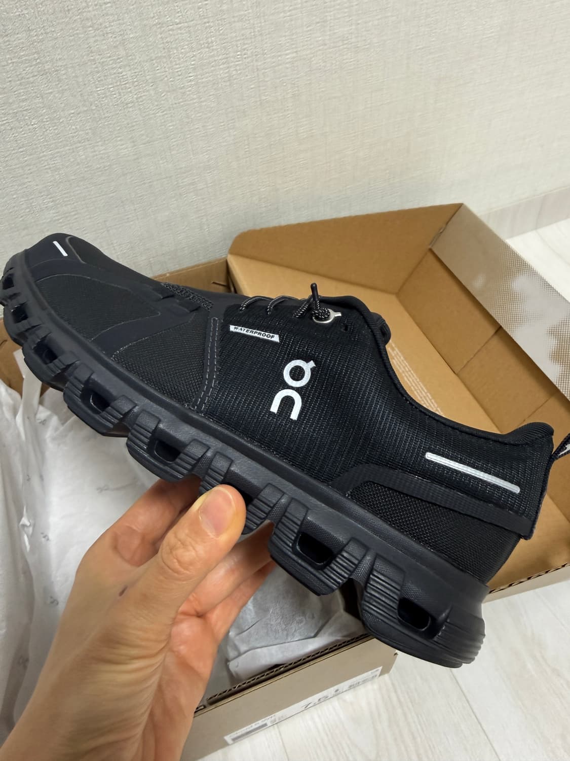 온러닝 클라우드 6 워터프루프 블랙(새상품)245사이즈 상품이미지1