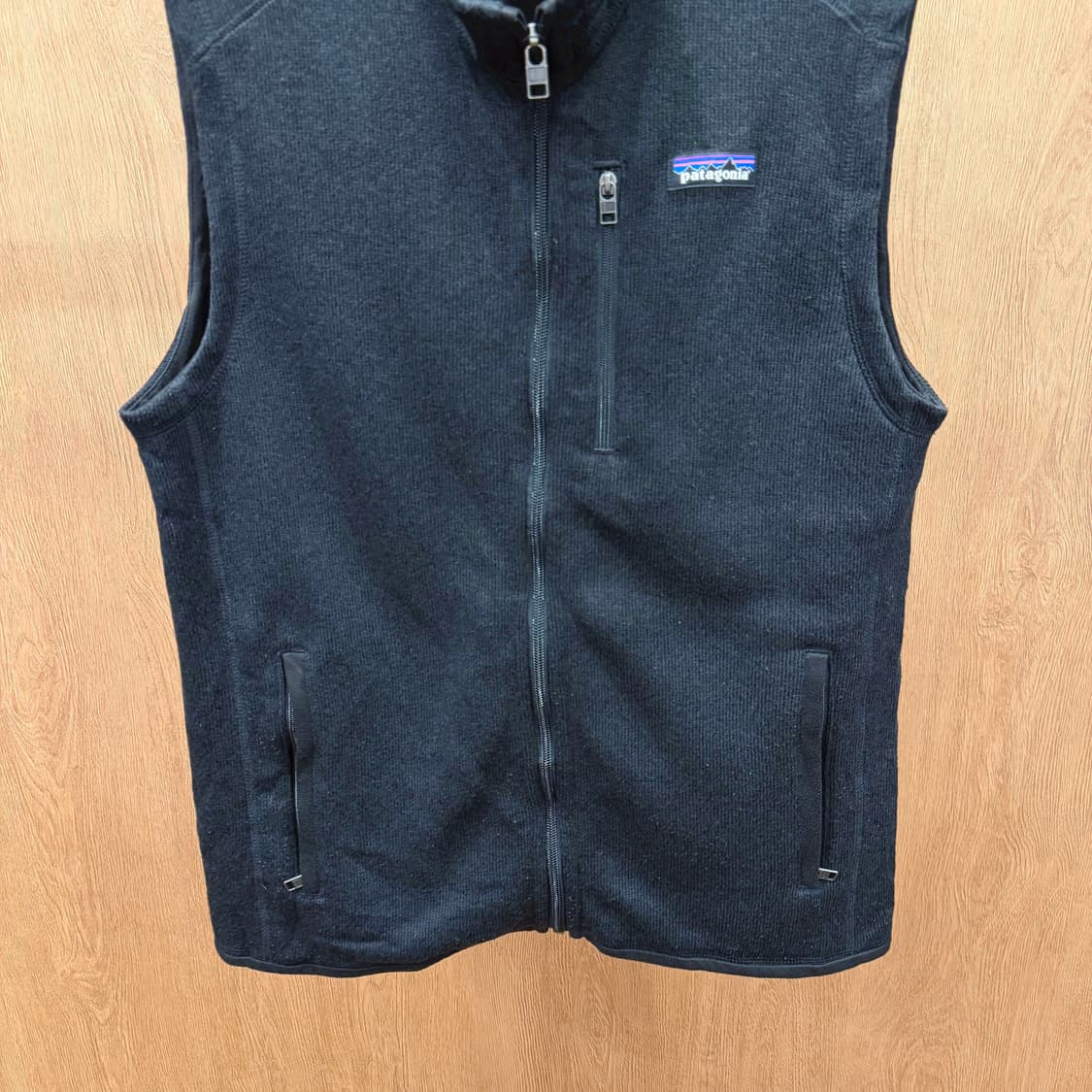 파타고니아 하이넥 플리스 집업 베스트 로고 패치 지퍼 포켓 디테일 블랙 상품이미지5