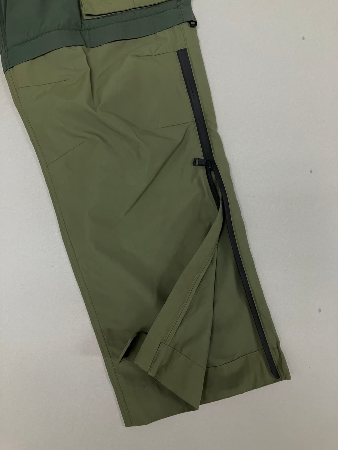 몽클레르 X 퍼렐 윌리엄스 카고 팬츠 올리브 그린 48사이즈 상품이미지3