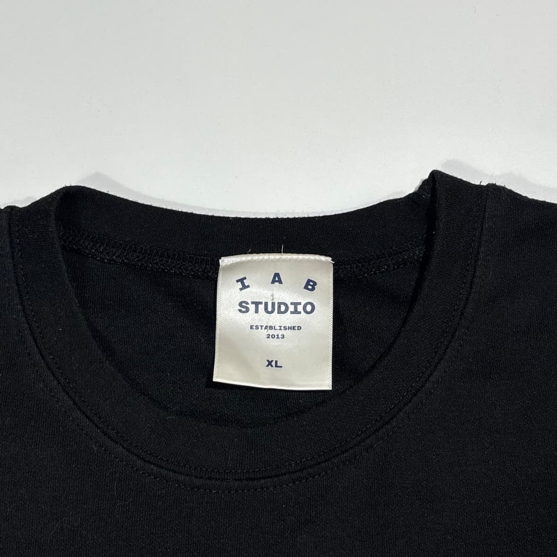 아이앱스튜디오 블랙 로고 반팔티 상품이미지3