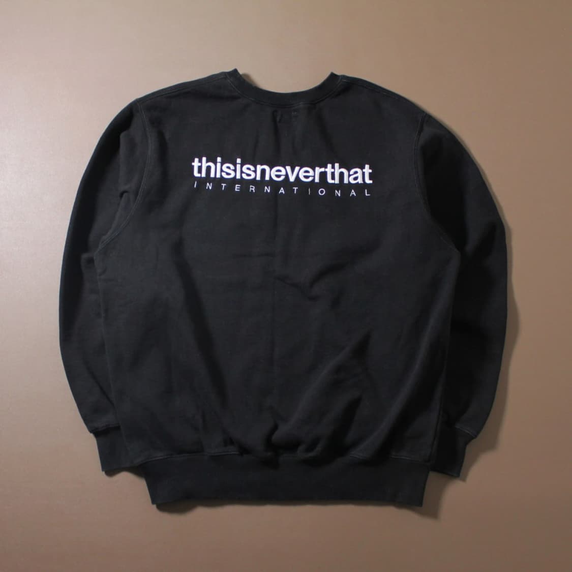 Thisisneverthat 디네뎃 블랙 맨투맨 상품이미지2