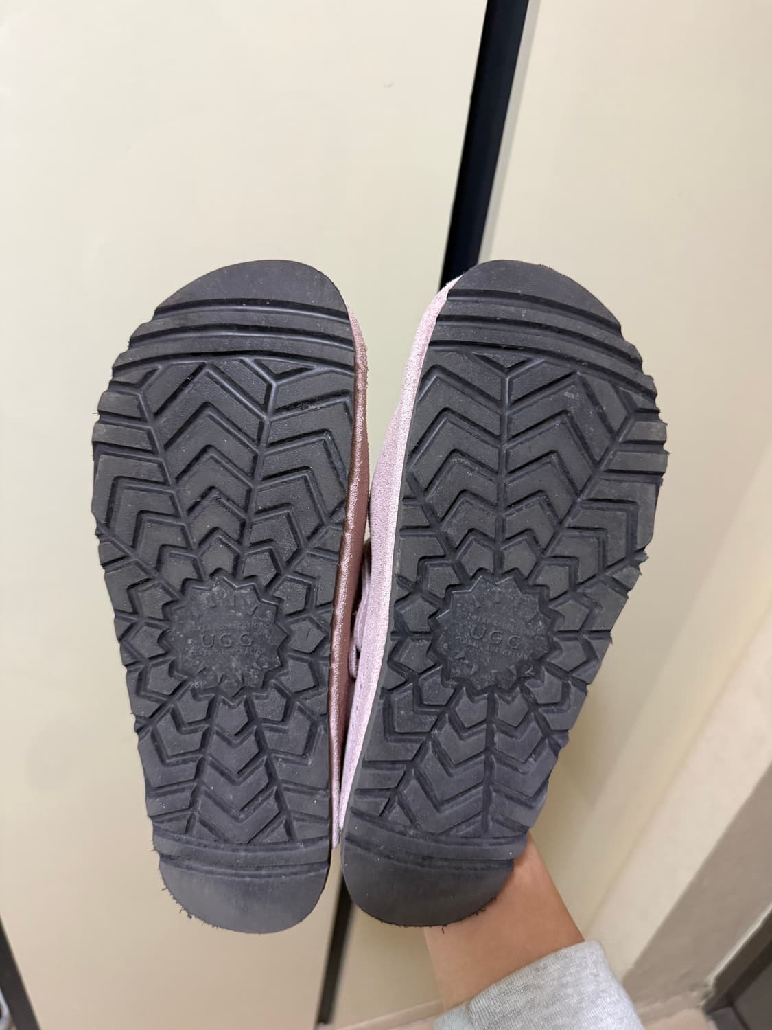 UGG 스웨이드 클로그 핑크 상품이미지2