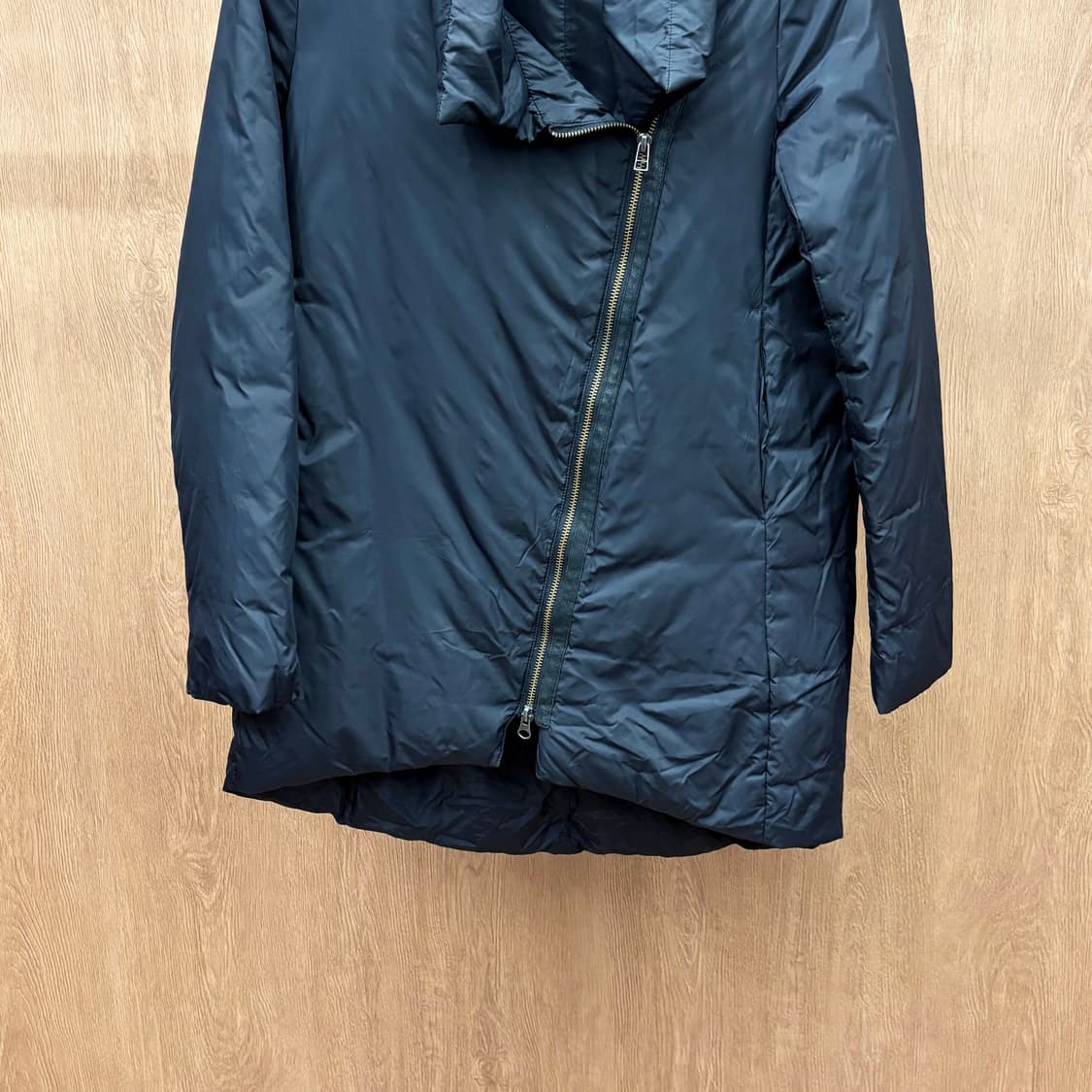 헬무트랭 하이넥 미디 패딩 코트 비대칭 사선 지퍼 클로징 디테일 블랙 상품이미지5