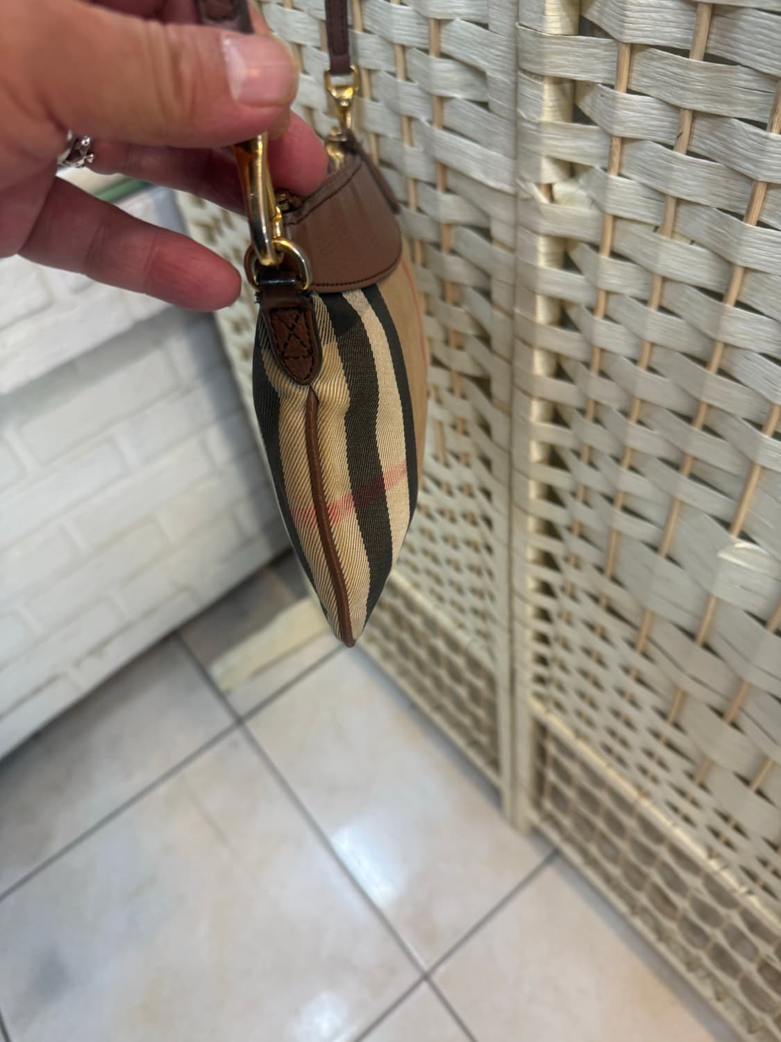 정품 버버리 페이튼 하우스체크 크로스백 팝니다 상품이미지3