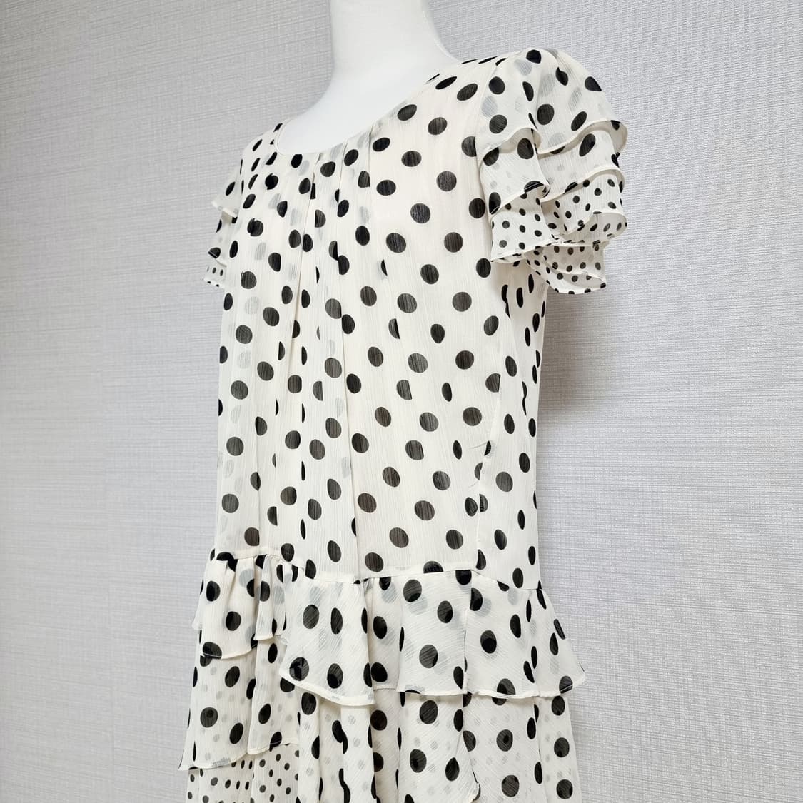 엑시즈팜 도트패턴 프릴 원피스 (미디움) 새상품 상품이미지4