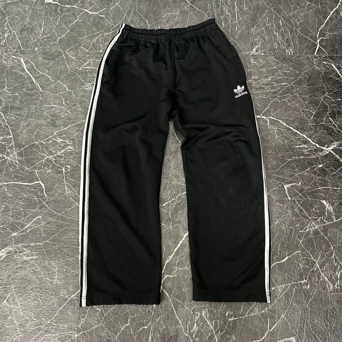 아디다스 블랙 삼선 미니멀 트랙팬츠 상품이미지4