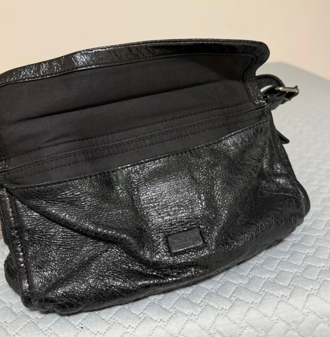 지방시 안티고나 크랙 레더 숄더백 상품이미지2