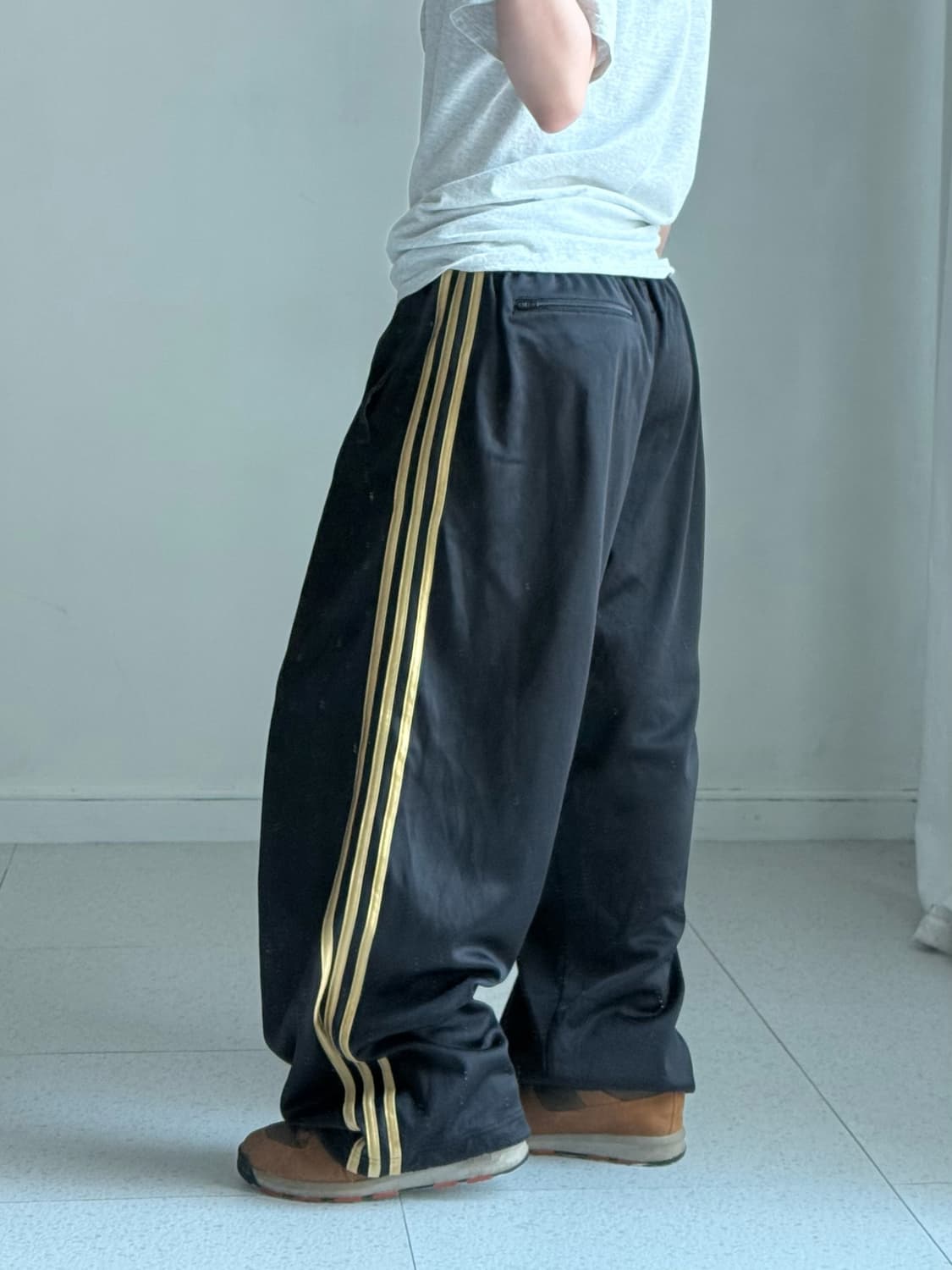 아디다스 블랙 골드 츄바 상품이미지3