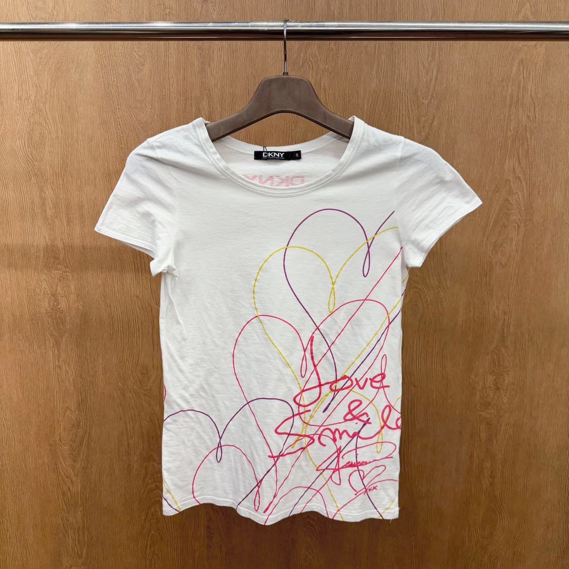 도나카란 뉴욕 반팔 티셔츠 레터링 하트 프린팅 라운드넥 디테일 화이트 상품이미지2