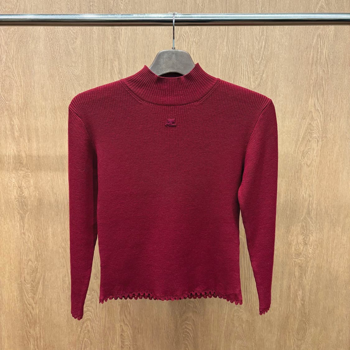 꾸레쥬 하프넥 골지 니트 로고 자수 패치 밑단 레이스 마감 디테일 레드 상품이미지2