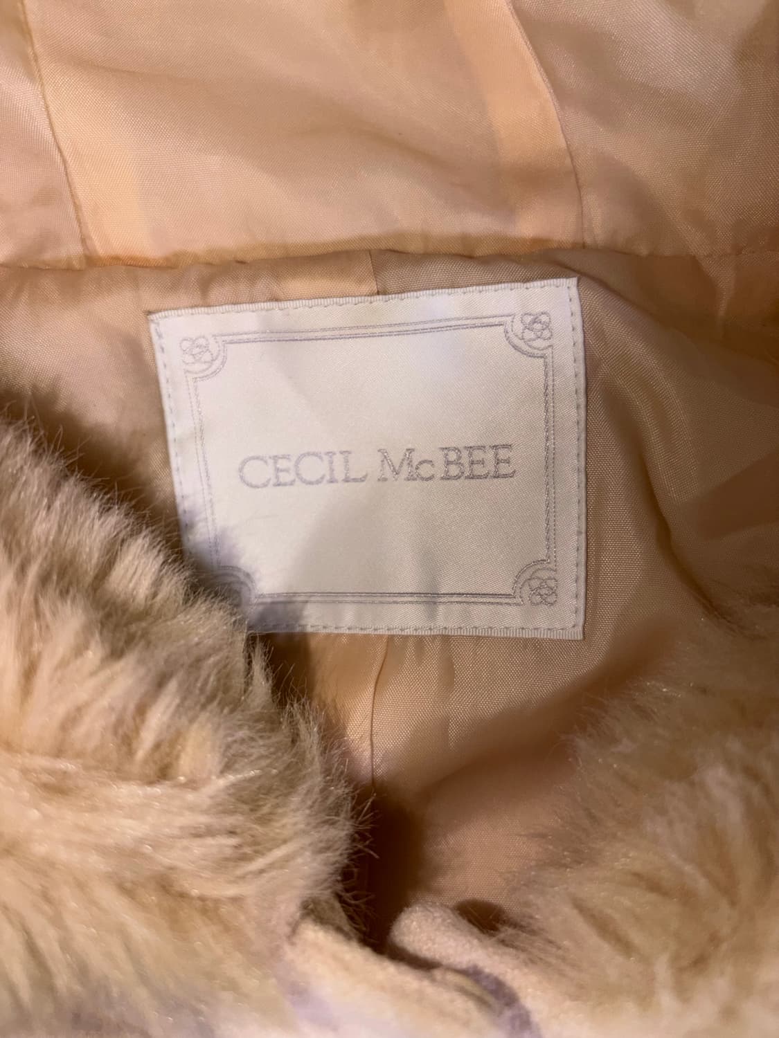 세실맥비 베이지 퍼 숏코트 금장 라떼갸루 오네갸루 가루 상품이미지3