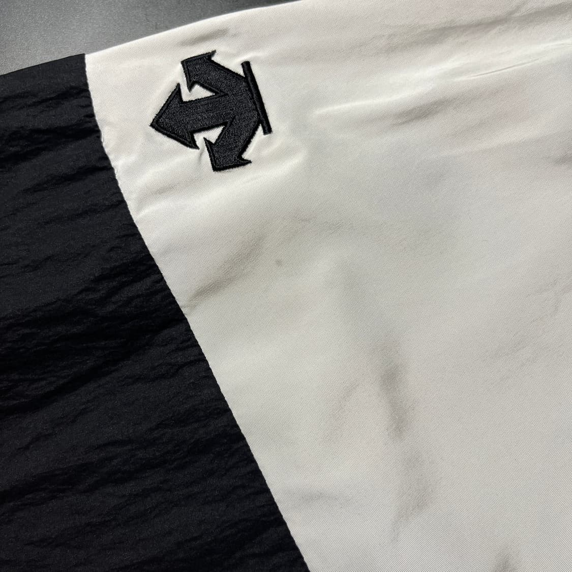 데상트 반집업 바람막이 상품이미지8