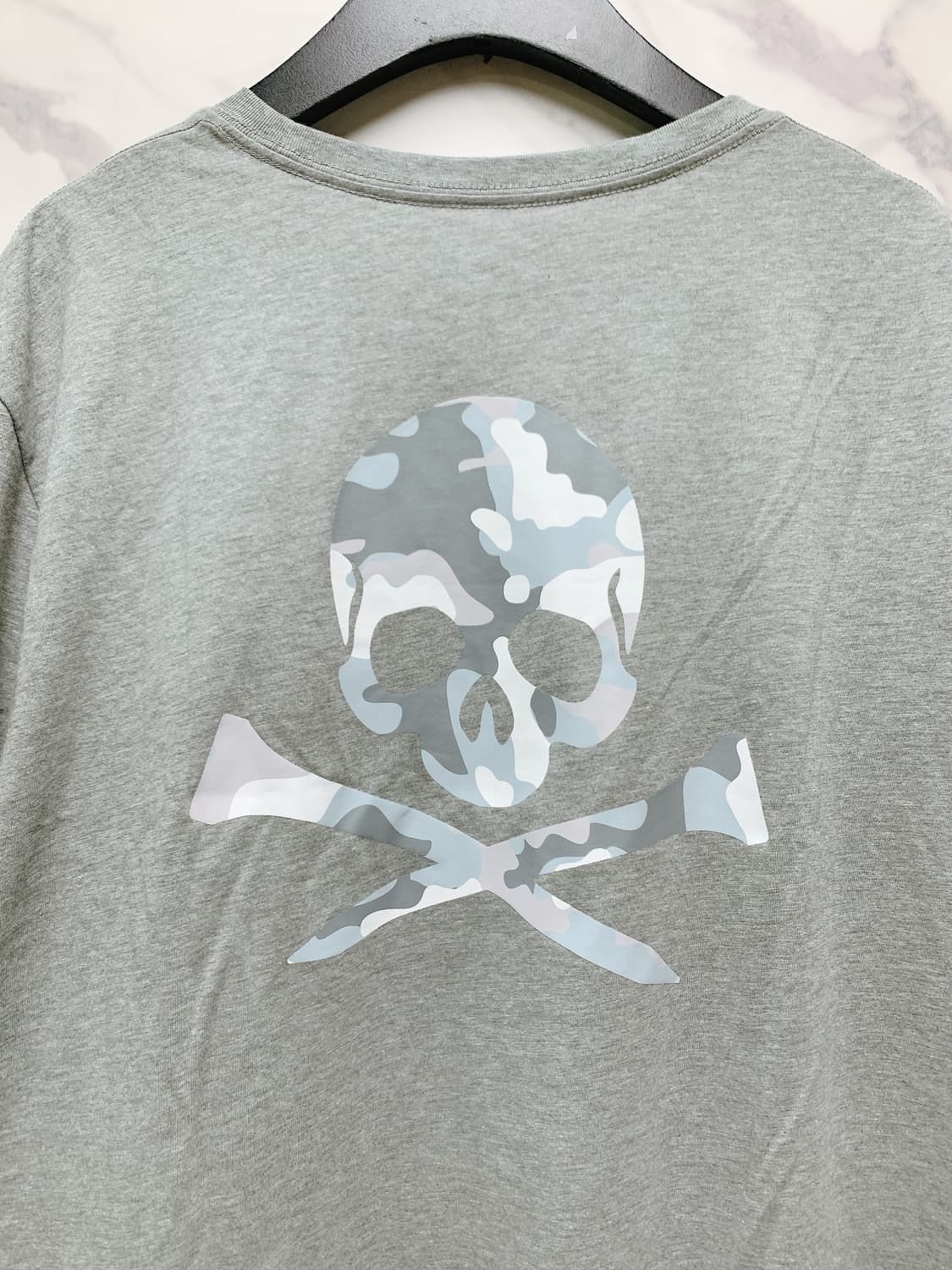 지포어 남성 그레이 백 카모 스컬 프린트 반팔 티셔츠 상품이미지5