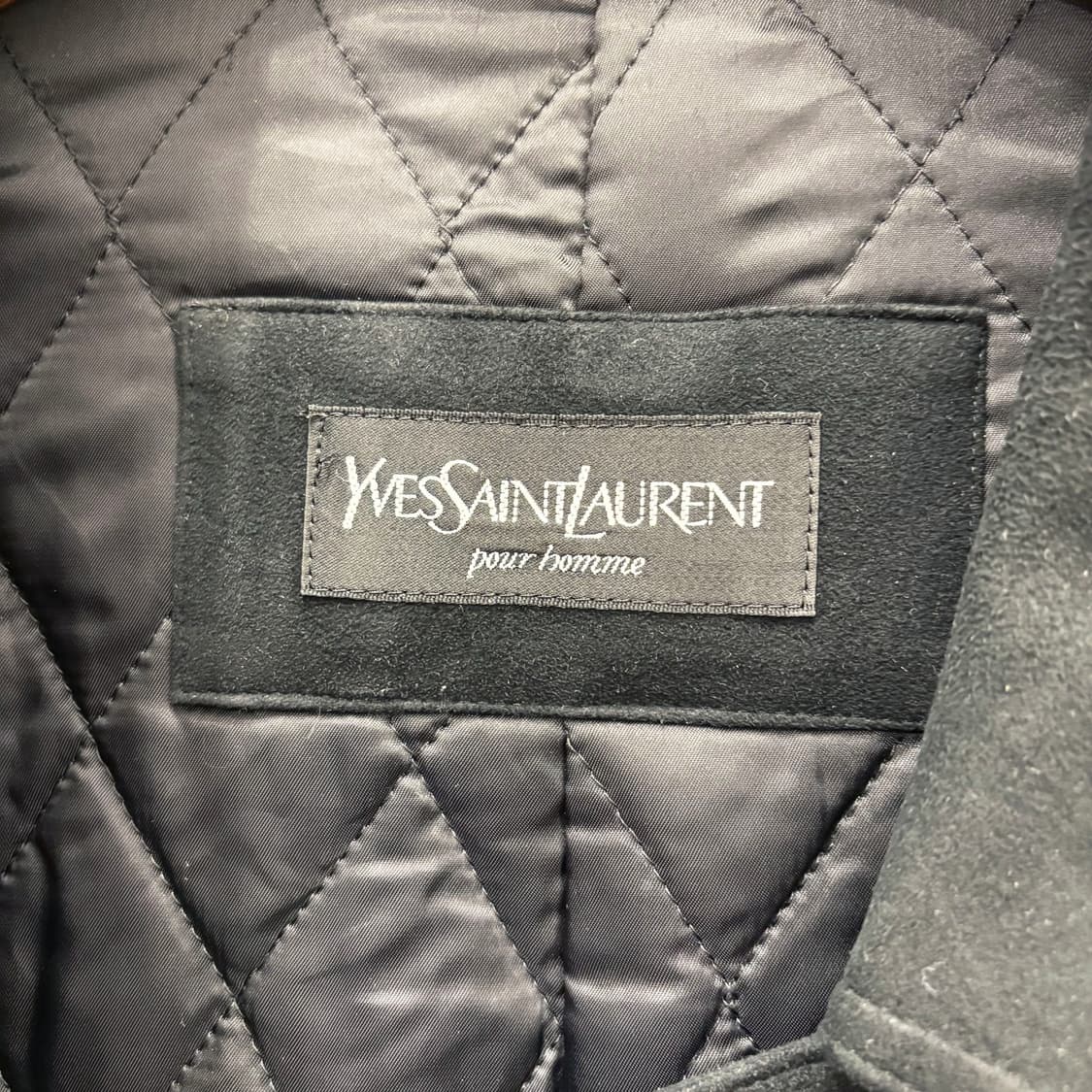 입생로랑 하프 코트 미니멀 솔리드 안감 로고 라벨 테이핑 디테일 블랙 상품이미지7