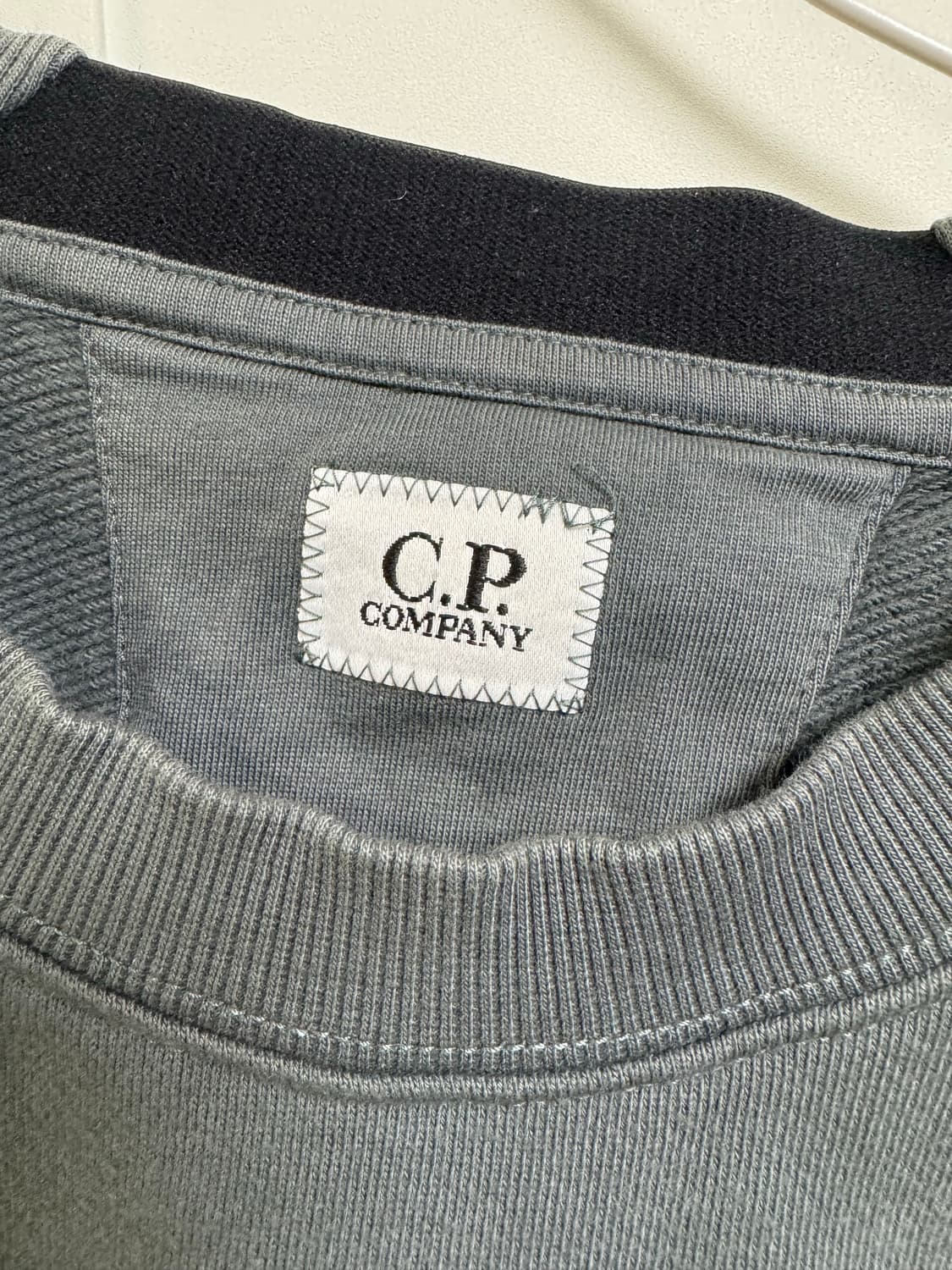 CP컴퍼니 렌즈 와펜 맨투맨 상품이미지2