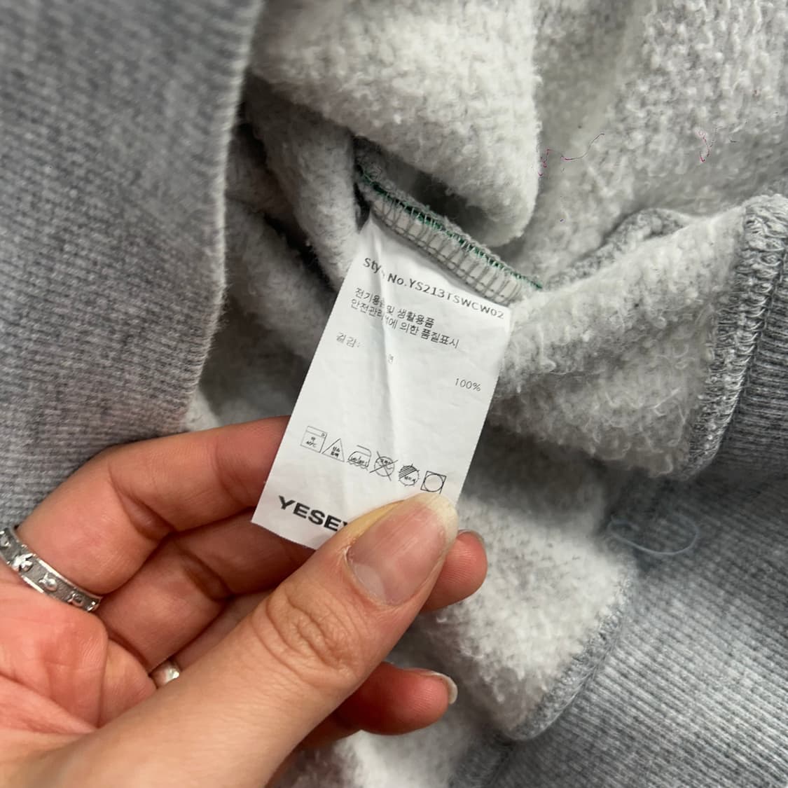 Yeseyesee 예스아이씨 옐로우 로고 백 포인트 그레이 맨투맨  상품이미지7