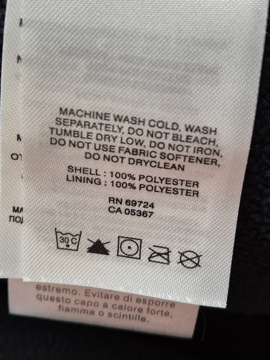 블랙 색상의 컬럼비아 등산 자켓 M사이즈입니다. 100% 폴리에스터 소재 상품이미지7