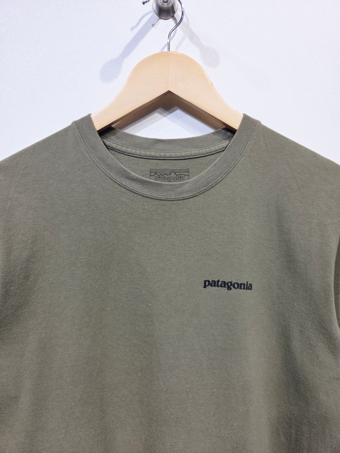 파타고니아 P-6 로고 오가닉 코튼 반팔 티셔츠 카키 상품이미지3