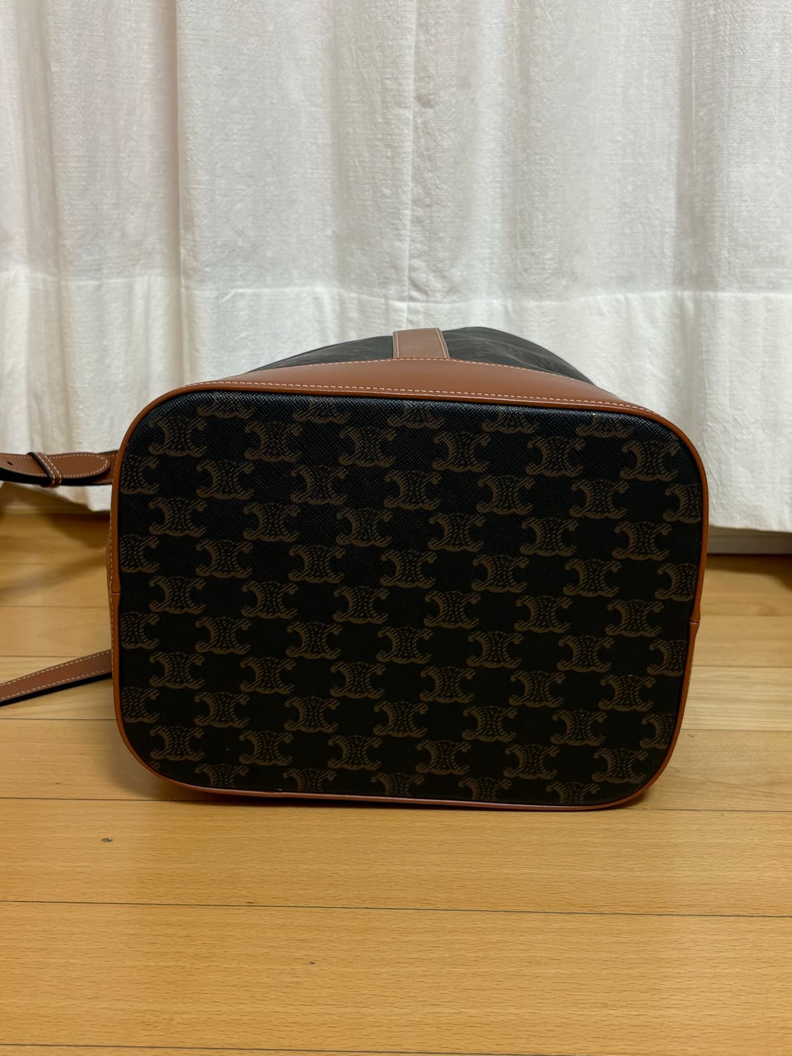 Celine 셀린느 트리옹프 캔버스 버킷 미디엄 상품이미지2