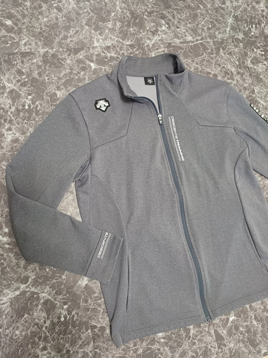 데상트 트레이닝 집업 L 상품이미지2